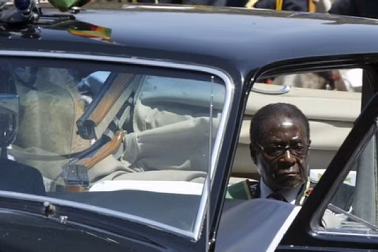 Cựu Tổng thống Robert Mugabe sở hữu một chiếc Mercedes-Benz S600L Pullman chống đạn, ông thường sử dụng chiếc xe này tại các sự kiện quan trọng. Chiếc sedan sang trọng được hộ tống bởi đoàn xe bọc thép gồm 19 chiếc. Mercedes-Benz S600 Pullmann của Mugabe được thiết kế theo đúng yêu cầu của ông. Mức giá của chiếc sedan này khoảng 1,4 triệu USD.