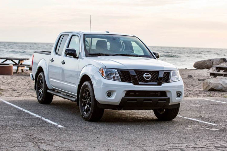 Mẫu xe bán tải Nissan Frontier đời 2019 vừa chính thức được bán ra tại Mỹ với một số thay đổi nhưng vẫn giữ nguyên giá như năm ngoái. Đặc biệt, mẫu xe này chính là chiếc Navara thế hệ cũ từng có mặt tại Việt Nam nhiều năm trước. Điều này có nghĩa Nissan không hề thay đổi kiểu dáng của Navara tại thị trường Mỹ.