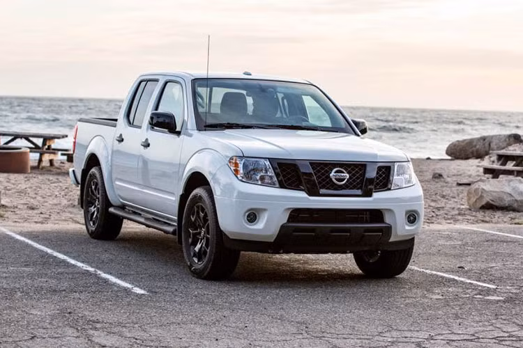 Mẫu xe bán tải Nissan Frontier đời 2019 vừa chính thức được bán ra tại Mỹ với một số thay đổi nhưng vẫn giữ nguyên giá như năm ngoái. Đặc biệt, mẫu xe này chính là chiếc Navara thế hệ cũ từng có mặt tại Việt Nam nhiều năm trước. Điều này có nghĩa Nissan không hề thay đổi kiểu dáng của Navara tại thị trường Mỹ.