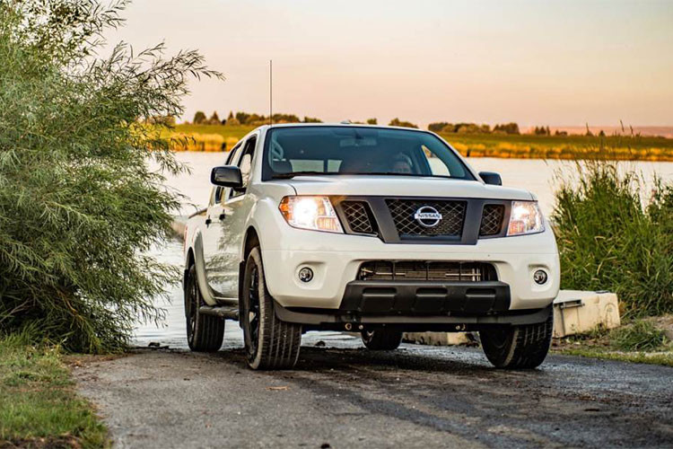 Tuy nhiên, không thay đổi về giá không có nghĩa sẽ không có thay đổi gì trên mẫu xe này. Nissan Navara tại Mỹ đã có trang bị tiêu chuẩn màn hình cảm ứng màu 7 inch cho phiên bản S và SV, cùng với tùy chọn màu sắc ngoại thất mới Cayenne Red Metallic (Đỏ ánh kim).