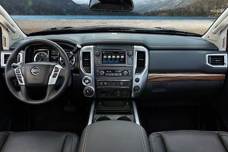 Ngoài ra, bậc bước chân màu đen, tay nắm cửa và bọc gương chiếu hậu màu đen, miếng nhãn hiệu cũng màu đen, và cản trước sau cùng màu thân xe. Gói trang bị này có sẵn trên phiên bản hộp số Crew Cab SV 4×2 và 4×4, với tùy chọn màu Magnetic Black (Đen), Gun Metallic (Ánh kim), và Glacier White (Trắng).