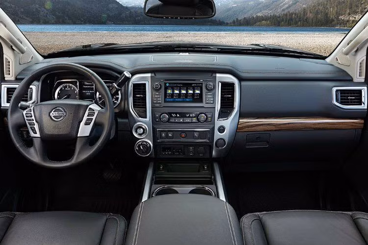 Ngoài ra, bậc bước chân màu đen, tay nắm cửa và bọc gương chiếu hậu màu đen, miếng nhãn hiệu cũng màu đen, và cản trước sau cùng màu thân xe. Gói trang bị này có sẵn trên phiên bản hộp số Crew Cab SV 4×2 và 4×4, với tùy chọn màu Magnetic Black (Đen), Gun Metallic (Ánh kim), và Glacier White (Trắng).