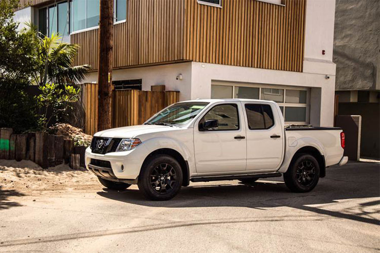 Có tổng cộng tới 5 phiên bản bao gồm: Frontier S (động cơ 4 xi-lanh và V6), SV, PR-4X (chỉ có trên hệ dẫn động 4×4), Desert Runner (hệ dẫn động 4×2 và động cơ V6), và SL (chỉ có trên Crew Cab và động cơ V6). 