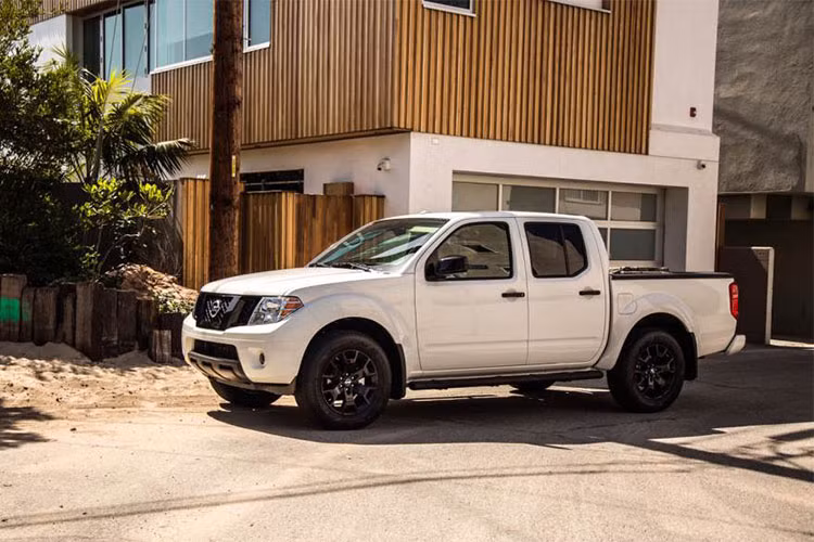 Có tổng cộng tới 5 phiên bản bao gồm: Frontier S (động cơ 4 xi-lanh và V6), SV, PR-4X (chỉ có trên hệ dẫn động 4×4), Desert Runner (hệ dẫn động 4×2 và động cơ V6), và SL (chỉ có trên Crew Cab và động cơ V6). 