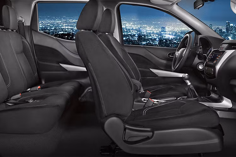 Mẫu bán tải cỡ trung Nissan này cũng có 2 tùy chọn thân xe King Cab và Crew Cab, với cả hai hệ dẫn động 4×2 và 4×4. Nissan Navara có 2 tùy chọn động cơ: V6 4.0L với công suất tối đa 261 mã lực và mô-men xoắn cực đại 381 Nm, cùng động cơ 2.5L 4 xi-lanh với công suất tối đa 152 mã lực và mô-men xoắn cực đại 232 Nm (chỉ có trên King Cab).