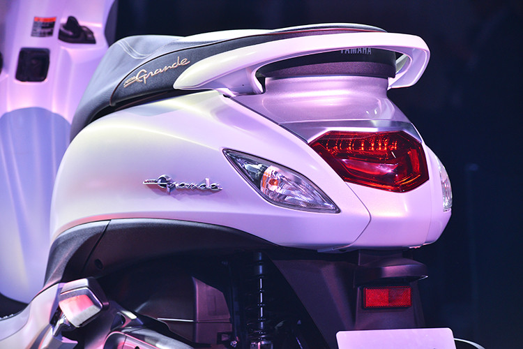 Dành cho phái đẹp, nên cốp xe của Yamaha Grande bản nâng cấp cũng thuộc loại rộng rãi với thể tích chứa lên đến 27 lít. Đuôi xe thay đổi hoàn toàn mang đến sự trẻ trung sành điệu cho các chị em. Vị trí đặt đèn hậu được nâng cao hơn với đời trước, ngoài ra còn có dải đèn hình chữ V cho vẻ đẹp ấn tượng, cuối cùng chính là đèn xi–nhan có khả năng nhấp nháy khi ấn nút tìm xe trên chìa khóa.