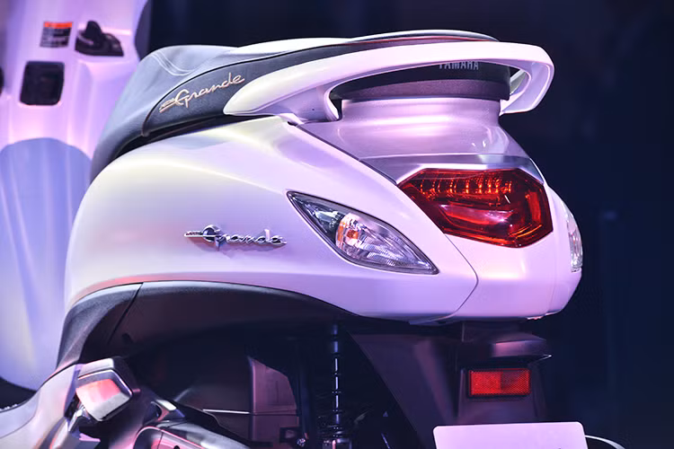 Dành cho phái đẹp, nên cốp xe của Yamaha Grande bản nâng cấp cũng thuộc loại rộng rãi với thể tích chứa lên đến 27 lít. Đuôi xe thay đổi hoàn toàn mang đến sự trẻ trung sành điệu cho các chị em. Vị trí đặt đèn hậu được nâng cao hơn với đời trước, ngoài ra còn có dải đèn hình chữ V cho vẻ đẹp ấn tượng, cuối cùng chính là đèn xi–nhan có khả năng nhấp nháy khi ấn nút tìm xe trên chìa khóa.