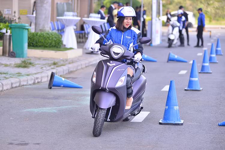 Giá xe Yamaha Grande 2019 bản đặc biệt là 49.500.000 đồng, đắt hơn 4 triệu đồng so với bản tiêu chuẩn, lý do là được trang bị thêm 2 tính năng khá hấp dẫn và hiện đại. Yamaha Grande 2019 bản đặc biệt có thể dành cho các chị em năng động và thích sự tiện lợi cũng như tính an toàn do ổ khoá thông minh Smart Key và phanh ABS mang đến.