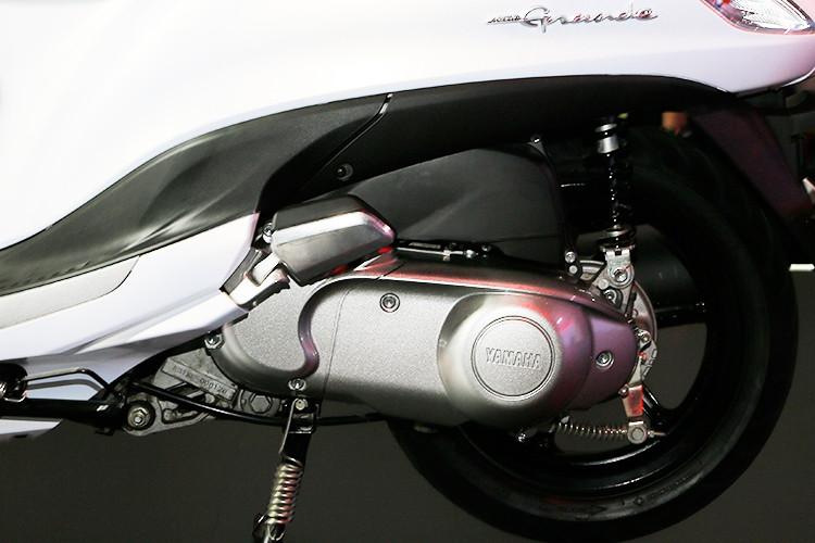 Hệ thống treo của xe bao gồm phuộc ống lồng phía trước và giảm chấn dầu lò xo ở phía sau. Hệ thống chống bó cứng phanh ABS chỉ có trên phiên bản đặc biệt. Grande mới mang thông điệp “Lướt đi kiêu hãnh” với việc động cơ Blue Core thế hệ mới có thêm hệ thống Hybrid lần đầu được áp dụng sẽ mang đến những trải nghiệm lái xe hết sức thú vị cho phái đẹp cũng như tiết kiệm nhiên liệu tốt hơn.