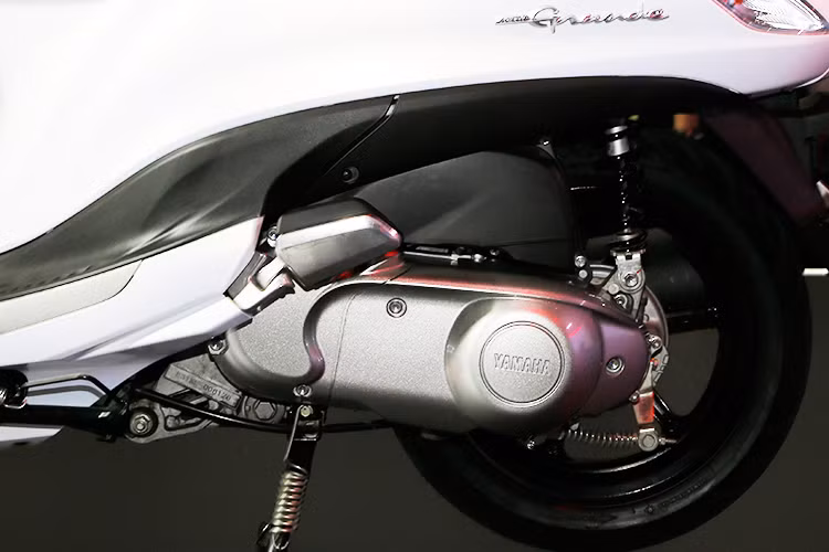 Hệ thống treo của xe bao gồm phuộc ống lồng phía trước và giảm chấn dầu lò xo ở phía sau. Hệ thống chống bó cứng phanh ABS chỉ có trên phiên bản đặc biệt. Grande mới mang thông điệp “Lướt đi kiêu hãnh” với việc động cơ Blue Core thế hệ mới có thêm hệ thống Hybrid lần đầu được áp dụng sẽ mang đến những trải nghiệm lái xe hết sức thú vị cho phái đẹp cũng như tiết kiệm nhiên liệu tốt hơn.