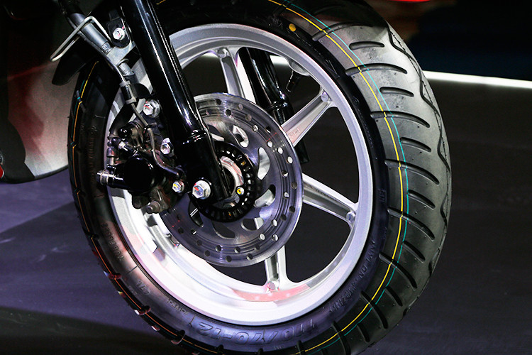 Vẫn dùng loại đĩa thủy lực như bản tiêu chuẩn nhưng Yamaha Grande 2019 bản đặc biệt có thêm trang bị ABS giúp cho việc phanh gấp sẽ trở nên an toàn hơn. Trải nghiệm nhanh hệ thống phanh ABS của mẫu xe ga Yamaha cho phản ứng khá nhạy. Phanh sau của xe vẫn là tang trống giống với bản tiêu chuẩn và cả những phiên bản đời trước.