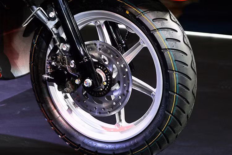 Vẫn dùng loại đĩa thủy lực như bản tiêu chuẩn nhưng Yamaha Grande 2019 bản đặc biệt có thêm trang bị ABS giúp cho việc phanh gấp sẽ trở nên an toàn hơn. Trải nghiệm nhanh hệ thống phanh ABS của mẫu xe ga Yamaha cho phản ứng khá nhạy. Phanh sau của xe vẫn là tang trống giống với bản tiêu chuẩn và cả những phiên bản đời trước.