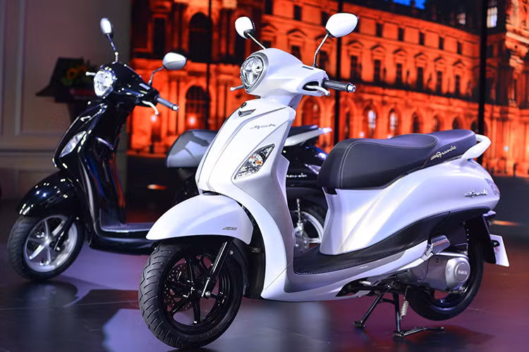 Tối đa 3 giây sau khi xe lăn bánh từ trạng thái đứng yên, bộ phận kiểm soát khởi động phát điện sẽ kích hoạt mô tơ điện thông minh trên mẫu xe mới này có thể tăng sức kéo (mô-men xoắn) cho động cơ, hiệu quả rõ nhất khi lên dốc hoặc chở thêm người ngồi sau. Ngoài ra xe còn được trang bị thêm hệ thống ngắt động cơ tạm thời Stop &amp; Start System (SSS) cho khả năng tiết kiệm nhiên liệu tối đa và tính năng khởi động với một nút bấm (One-Push Start) êm ái cho người dùng.