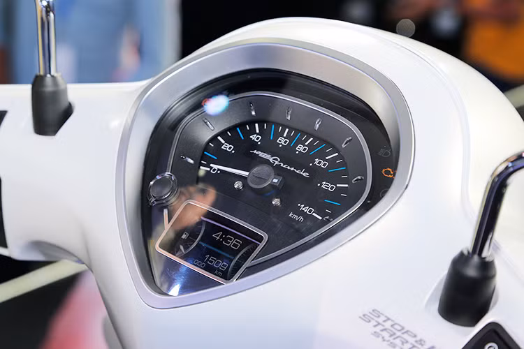 Đồng hồ trên Yamaha Grande đời cũ đã quá lạc hậu so với các đối thủ cùng phân khúc, chínhvì vậy Yamaha mang đến cho Grande một màn hình TFT cho khả năng hiển thị màu tốt hơn với nhiều thông tin hữu ích cho người sử dụng. Bảng đồng hồ này được tích hợp thêm một màn hình LCD nhỏ thể hiện màn "chào sân" và tạm biệt khi bật/tắt chìa khoá.