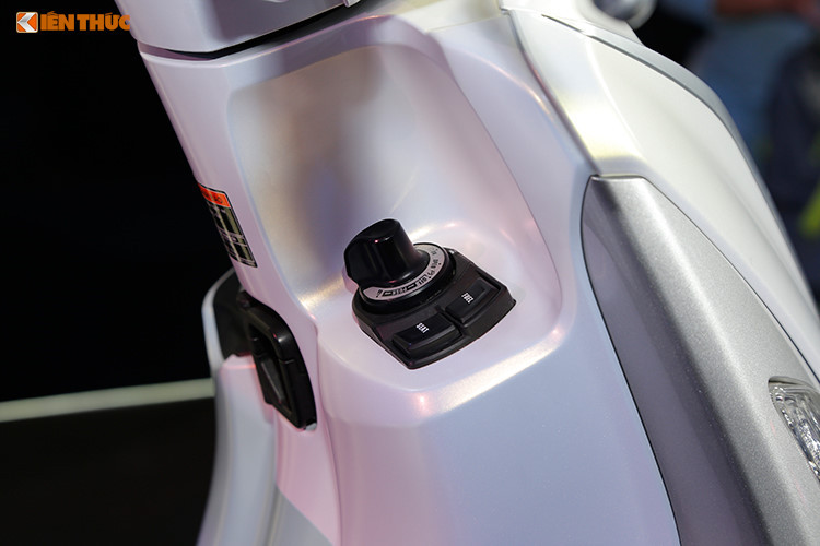 Đáng chú ý là trên bản đặc biệt sẽ có ổ khoá thông minh Smart Key - đây gần như là trang bị cơ bản cho những dòng xe ga hiện nay tại Việt Nam. Ổ khoá Smart Key của Yamaha Grande 2019 có cách thức hoạt động tương tự như mẫu xe tay ga Yamaha NVX. Hai công tắc mở yên và mở nắp bình xăng xuất hiện bên cạnh ổ khoá đa năng này.