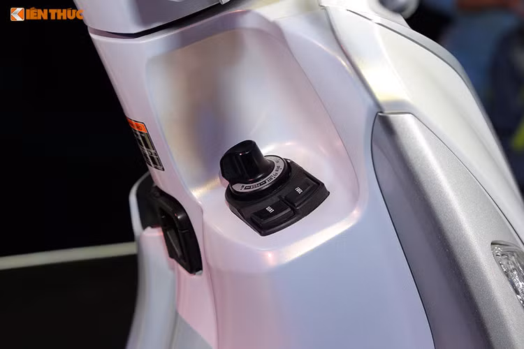 Đáng chú ý là trên bản đặc biệt sẽ có ổ khoá thông minh Smart Key - đây gần như là trang bị cơ bản cho những dòng xe ga hiện nay tại Việt Nam. Ổ khoá Smart Key của Yamaha Grande 2019 có cách thức hoạt động tương tự như mẫu xe tay ga Yamaha NVX. Hai công tắc mở yên và mở nắp bình xăng xuất hiện bên cạnh ổ khoá đa năng này.