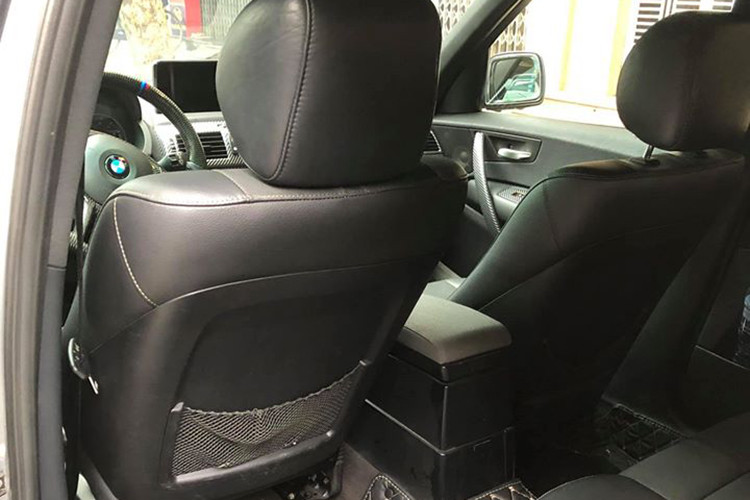 Dưới nắp capô BMW X3 đời 2004 là động cơ 3.0L I6, kết hợp cùng hộp số tự động 6 cấp cho công suất 225 mã lực và mô men xoắn cực đại 290 Nm. Đây là các thông số mà ngay cả nhiều mẫu xe crossover phổ thông ngày nay cũng chưa đạt được, tất nhiên BMW X3 ngày ngay đã mạnh hơn con số 225 mã lực đáng kể.