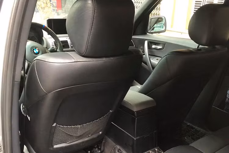 Dưới nắp capô BMW X3 đời 2004 là động cơ 3.0L I6, kết hợp cùng hộp số tự động 6 cấp cho công suất 225 mã lực và mô men xoắn cực đại 290 Nm. Đây là các thông số mà ngay cả nhiều mẫu xe crossover phổ thông ngày nay cũng chưa đạt được, tất nhiên BMW X3 ngày ngay đã mạnh hơn con số 225 mã lực đáng kể.