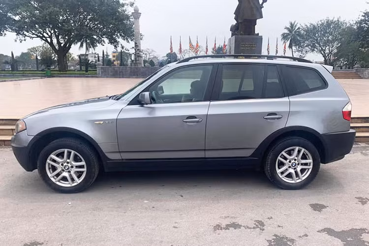 Với giá rao bán dưới 300 triệu đồng, người mua phải dự trù thêm chi phí trung bình khoảng 100 triệu đồng để đại tu chiếc BMW X3 có tuổi đời 16 năm này để giúp nó luôn hoạt động ổn định trong quá trình sử dụng.