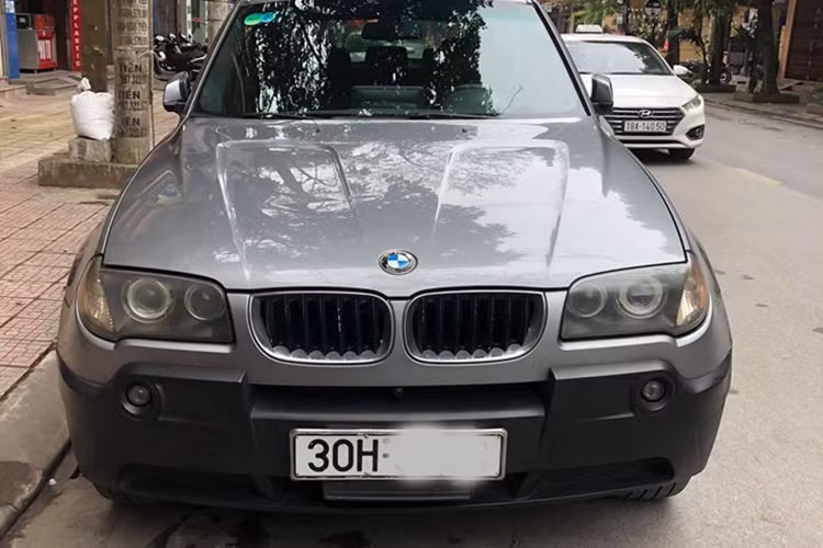 Dù đã lăn bánh tới 16 năm, nhưng chiếc BMW X3 đời 2004 này vẫn có kiểu dáng khá hấp dẫn do được chủ xe sử dụng và bảo quản kỹ. Các chi tiết trên xe tuy có cũ theo thời gian nhưng tổng thể vẫn mang lại cảm giác cao cấp và sang trọng. Thực tế, BMW X3 là đối thủ của các dòng xe như Audi Q5, Mercedes-Benz GLK hay Acura RDX ở thời điểm đó. BMW là một trong các hãng xe đầu tiên khai sinh ra phân khúc Crossover cỡ trung trên thế giới.