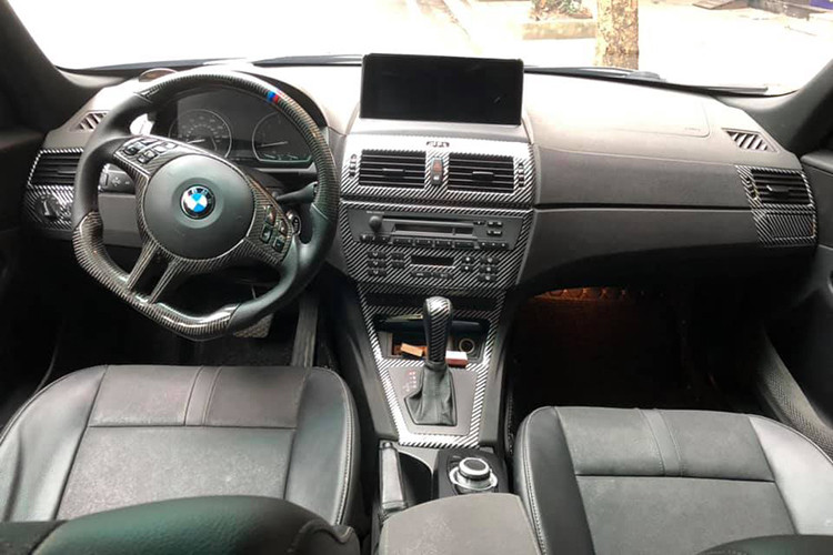 Do được bảo quản khá kỹ lưỡng nên nội thất chiếc BMW X3 đời 2004 còn khá tươm tất, các nút bấm và chức năng còn khá nguyên bản. Bộ vô lăng được độ theo phong cách của dòng xe thể thao BMW M, màn hình giải trí nâng cấp hiện đại hơn. Các chức năng ở thời điểm 16 năm trước vẫn khá cơ bản ở hệ thống giải trí, chìa khóa cơ, nhưng xe vẫn có ghế lái chỉnh điện và bọc da cao cấp.