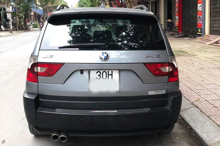 Chiếc BMW X3 đời cũ đang rao bán trên thị trường Việt Nam thuộc phiên bản sản xuất năm 2004 và đăng ký lần đầu năm 2007, xe nhập khẩu nguyên chiếc từ Mỹ. Với thời gian sử dụng khá lâu nên chưa rõ số kilomet đi được của xe là bao nhiêu. Tuy nhiên, nhiều người dự đoán xe đã lăn bánh không dưới 200.000 km hoặc có thể hơn nữa. Việc chiếc xe đã bán qua nhiều đời chủ khiến việc xác định số kilomet chính xác là rất khó.