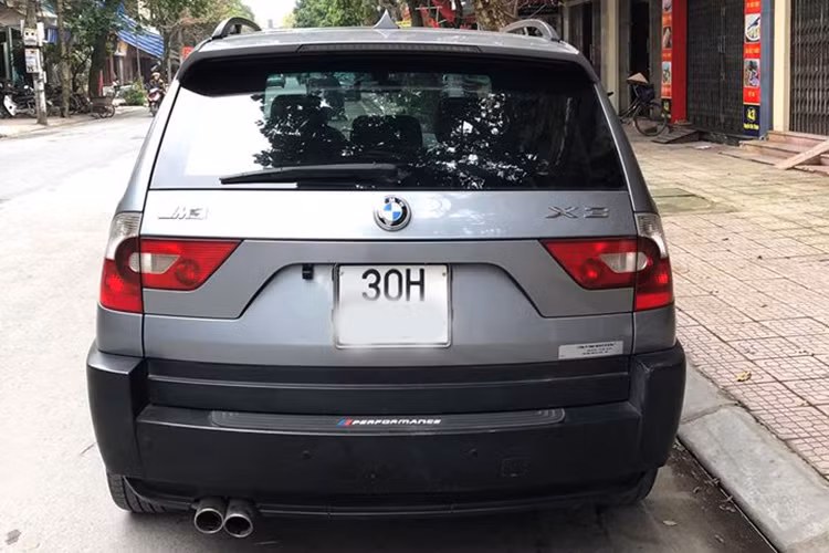 Chiếc BMW X3 đời cũ đang rao bán trên thị trường Việt Nam thuộc phiên bản sản xuất năm 2004 và đăng ký lần đầu năm 2007, xe nhập khẩu nguyên chiếc từ Mỹ. Với thời gian sử dụng khá lâu nên chưa rõ số kilomet đi được của xe là bao nhiêu. Tuy nhiên, nhiều người dự đoán xe đã lăn bánh không dưới 200.000 km hoặc có thể hơn nữa. Việc chiếc xe đã bán qua nhiều đời chủ khiến việc xác định số kilomet chính xác là rất khó.