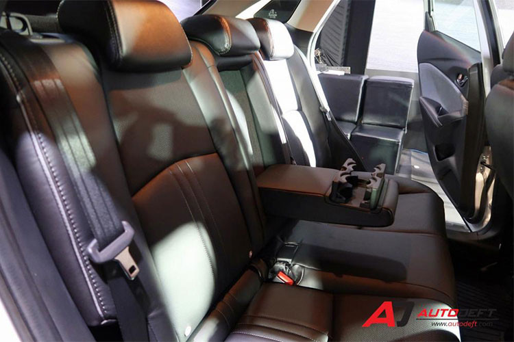 Cụm điều khiển trung tâm cũng đã được thiết kế lại để phù hợp với kiểu dáng mới của cần gạt số, ngoài ra Mazda cũng xê dịch vị trí của nút chọn chế độ Sport và các điều chỉnh của hệ thống MZD Connect, tất cả những cập nhật này khiến bố cục bên trong của CX-3 2018 trông gần giống như trên CX-5.