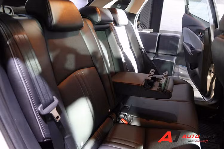 Cụm điều khiển trung tâm cũng đã được thiết kế lại để phù hợp với kiểu dáng mới của cần gạt số, ngoài ra Mazda cũng xê dịch vị trí của nút chọn chế độ Sport và các điều chỉnh của hệ thống MZD Connect, tất cả những cập nhật này khiến bố cục bên trong của CX-3 2018 trông gần giống như trên CX-5.