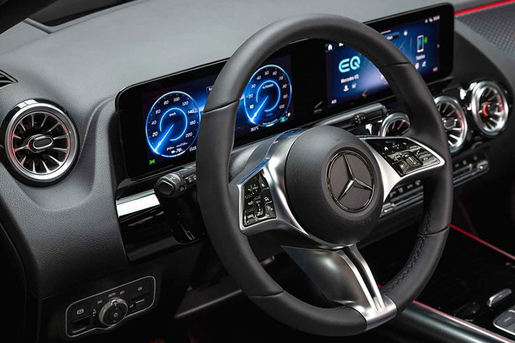 Bên trong xe, Mercedes-Benz EQA 2024 có những trang bị cải tiến tương tự đàn anh EQB mới. Đáng chú ý nhất là vô lăng 3 chấu mới, tích hợp nút cảm ứng, ốp mới trên mặt táp-lô và tapi cửa với logo ngôi sao 3 cánh phát sáng cũng như màn hình cảm ứng trung tâm cỡ lớn hơn.