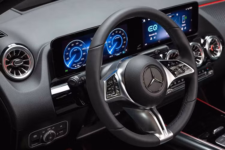 Bên trong xe, Mercedes-Benz EQA 2024 có những trang bị cải tiến tương tự đàn anh EQB mới. Đáng chú ý nhất là vô lăng 3 chấu mới, tích hợp nút cảm ứng, ốp mới trên mặt táp-lô và tapi cửa với logo ngôi sao 3 cánh phát sáng cũng như màn hình cảm ứng trung tâm cỡ lớn hơn.