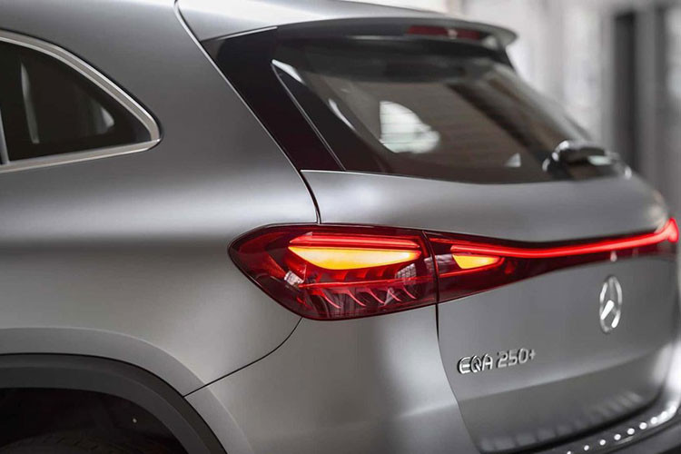 Ở phiên bản mới, hãng Mercedes-Benz đã tối ưu hóa tính khí động lực học và lốp của xe để tăng phạm vi di chuyển sau một lần sạc lên 560 km với bản EQA 250+. Thêm vào đó là chế độ tối ưu quãng đường di chuyển mới, có tác dụng ngắt những hệ thống có thể không cần thiết như điều hòa hoặc màn hình.