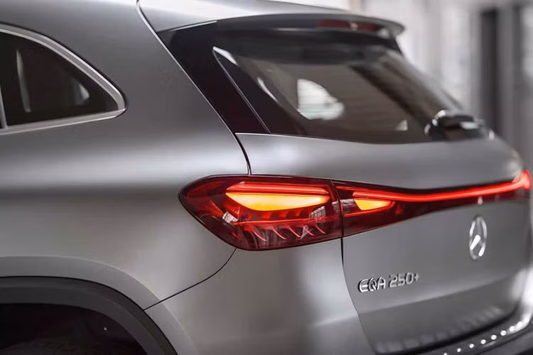 Ở phiên bản mới, hãng Mercedes-Benz đã tối ưu hóa tính khí động lực học và lốp của xe để tăng phạm vi di chuyển sau một lần sạc lên 560 km với bản EQA 250+. Thêm vào đó là chế độ tối ưu quãng đường di chuyển mới, có tác dụng ngắt những hệ thống có thể không cần thiết như điều hòa hoặc màn hình.