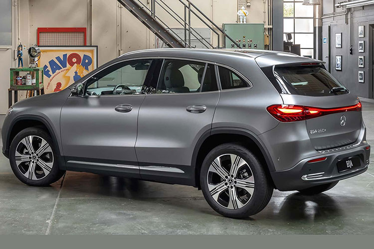 Cũng như EQB mới, Mercedes-Benz EQA 2024 mới được bổ sung lưới tản nhiệt đóng kín, sơn màu đen bóng và trang trí bằng những chi tiết hình ngôi sao 3 cánh nhỏ. Trên đỉnh lưới tản nhiệt là dải đèn LED định vị ban ngày nằm vắt ngang và ăn sâu vào bên trong đèn pha.