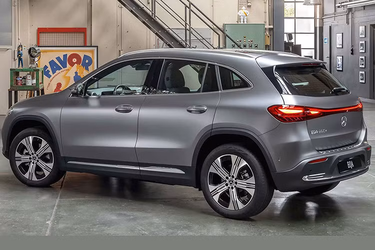 Cũng như EQB mới, Mercedes-Benz EQA 2024 mới được bổ sung lưới tản nhiệt đóng kín, sơn màu đen bóng và trang trí bằng những chi tiết hình ngôi sao 3 cánh nhỏ. Trên đỉnh lưới tản nhiệt là dải đèn LED định vị ban ngày nằm vắt ngang và ăn sâu vào bên trong đèn pha.