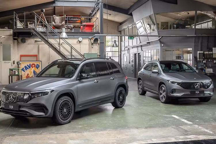 Gói Driving Assistance này bao gồm những tính năng cải tiến như hệ thống hỗ trợ giữ làn đường chủ động can thiệp vào vô lăng thay vì phanh thông qua hệ thống cân bằng điện tử ESP như trước. Hiện giá xe Mercedes-Benz EQA 2024 vẫn chưa được công bố.