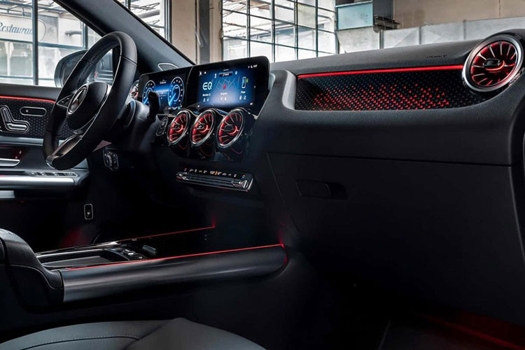 Trang bị tiêu chuẩn của Mercedes-Benz EQA 2024 là bảng đồng hồ kỹ thuật số và màn hình cảm ứng trung tâm đều có kích thước 10 inch, tương thích hệ thống thông tin giải trí MBUX thế hệ mới nhất. 2 màn hình này có 3 phong cách hiển thị là Subtle, Sporty và Classic với danh mục cũng như đồ họa rõ ràng hơn, dễ dùng hơn. Bên cạnh đó là tính năng điều khiển bằng giọng nói nâng cấp, có thể nhận biết nhiều kiểu hội thoại hơn.