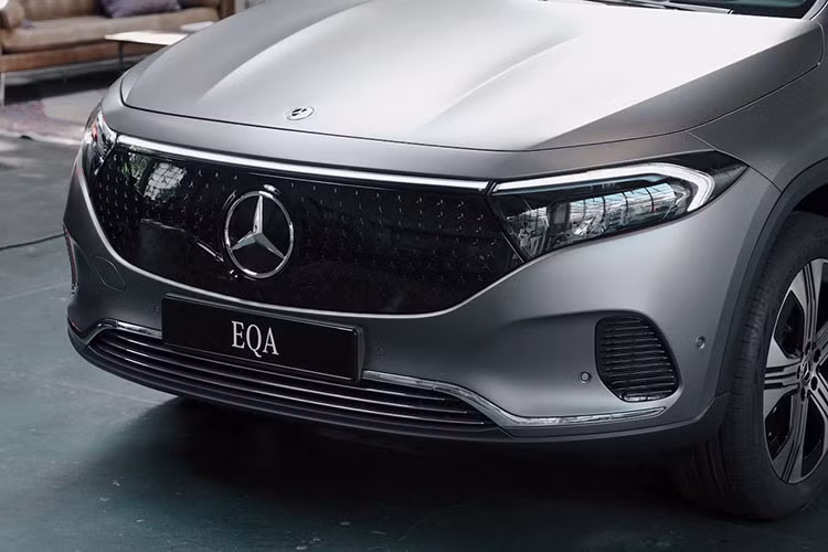 Mercedes-Benz EQA 2024 có 4 phiên bản, bao gồm EQA 250, EQA 300 4Matic, EQA 350 4Matic và EQA 250+. Trong đó, 3 phiên bản EQA 250, EQA 300 4Matic và EQA 350 4Matic đều dùng pin có dung lượng 66,5 kWh. Riêng phiên bản EQA 250+ được trang bị pin có dung lượng 70,5 kWh giống EQB. Cả hai cụm pin này đều có thể sạc bằng bộ sạc nhanh DC 100 kW.