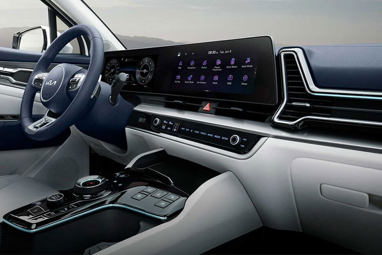 Kia Sportage PHEV 2022 mới được cho là sẽ trang bị động cơ 4 xylanh 1.6L tăng áp, gói pin lithium-ion 13.8 kWh và một mô tơ điện có công suất 90 mã lực. Ngoài ra, xe sẽ có hệ thống xử lý điện tử E-Handling giúp tăng cường hiệu suất, sự nhanh nhẹn và ổn định mỗi khi vào cua.