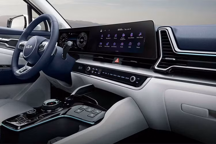 Kia Sportage PHEV 2022 mới được cho là sẽ trang bị động cơ 4 xylanh 1.6L tăng áp, gói pin lithium-ion 13.8 kWh và một mô tơ điện có công suất 90 mã lực. Ngoài ra, xe sẽ có hệ thống xử lý điện tử E-Handling giúp tăng cường hiệu suất, sự nhanh nhẹn và ổn định mỗi khi vào cua.