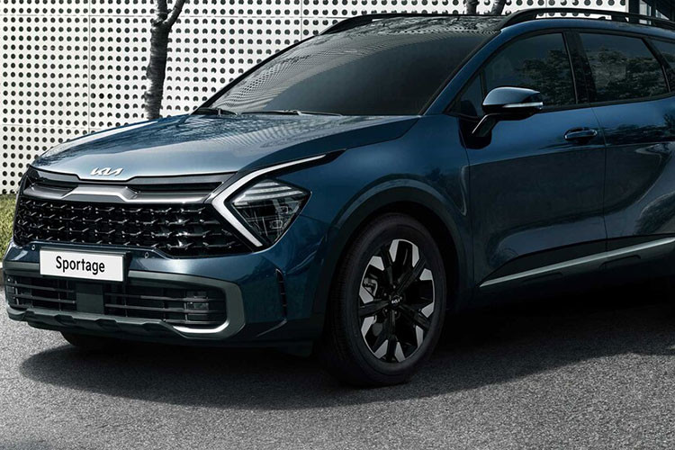Trong khi đó, phần đuôi xeKia Sportage PHEV 2022 được hưởng lợi từ đường vai xe rộng, cột C vuốt về phía trước trông rất cá tính, cụm đèn hậu dạng LED với đồ họa tinh xảo cùng tạo hình sắc nét, được nối liền với nhau bởi một dải LED thanh mảnh, và đầu ống xả kép giả tích hợp trên cản va sau thể thao với tấm chống trượt màu xám satin.