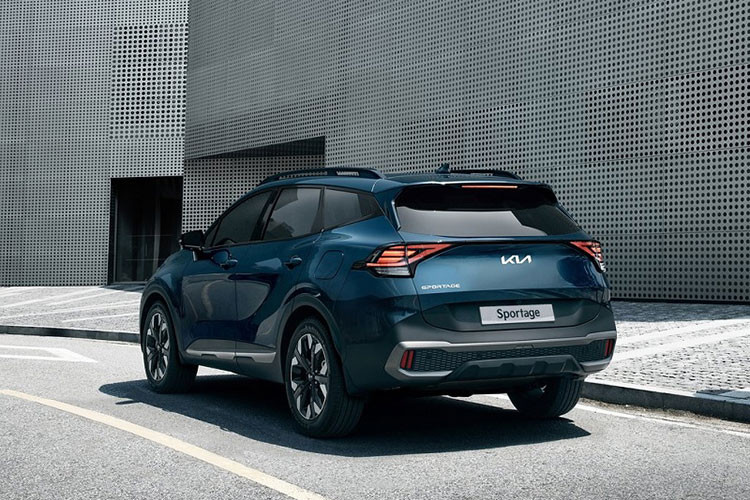 Về thiết kế, Kia Sportage PHEV cơ bản vẫn giống như Sportage và Sportage Hybrid, gồm lưới tản nhiệt “Mặt hổ kỹ thuật số” mở rộng sang hai bên và dải đèn chiếu sáng ban ngày LED được vuốt mỏng theo tạo hình boomerang bao quanh cụm đèn pha Matrix-LED.