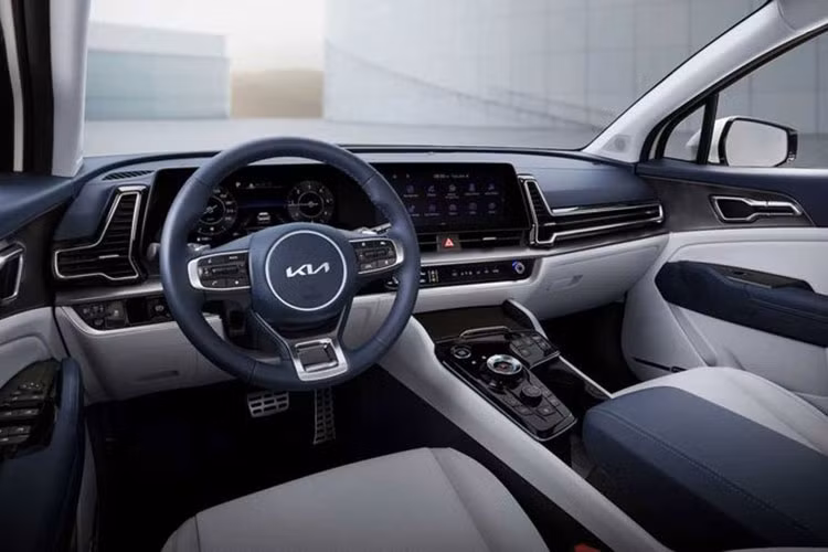 Bên trong. xe được trang bị nhiều tính năng hiện đại như màn hình cong khổng lồ, hệ thống camera 360 độ, hệ thống âm thanh Krell, cửa sổ trời, hệ thống hỗ trợ đỗ xe từ xa, ghế bọc da pha da lộn hay bàn đạp ga/phanh ốp kim loại...(trên các bản cao cấp).