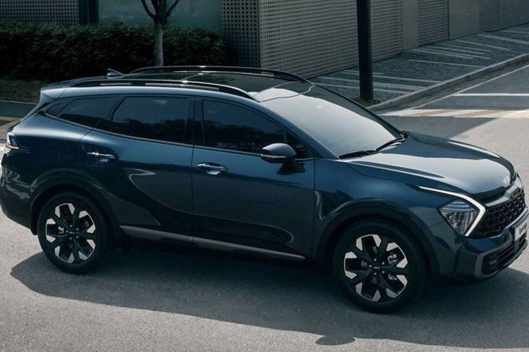 Hãng xe Hàn hiện vẫn đang giữ bí mật các thông tin của mẫu xe SUV Kia Sportage PHEV 2022, hãng chỉ tiết lộ rằng Sportage PHEV mới sẽ thu hút những vị khách muốn có một chiếc xe điện nhưng vẫn có tính thực dụng và sự thể thao của một mẫu SUV đô thị.