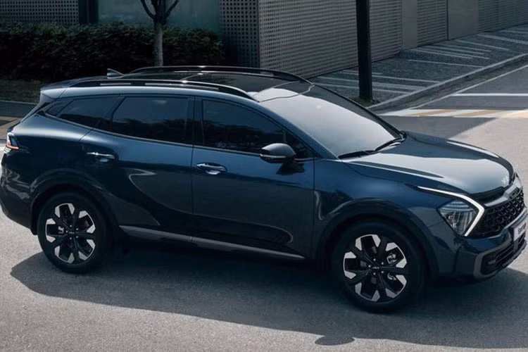 Hãng xe Hàn hiện vẫn đang giữ bí mật các thông tin của mẫu xe SUV Kia Sportage PHEV 2022, hãng chỉ tiết lộ rằng Sportage PHEV mới sẽ thu hút những vị khách muốn có một chiếc xe điện nhưng vẫn có tính thực dụng và sự thể thao của một mẫu SUV đô thị.