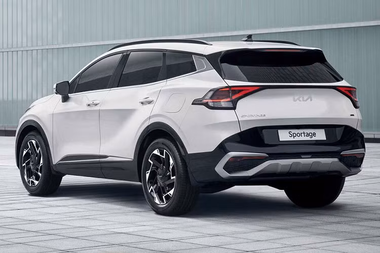 Bên cạnh khối động cơ, biến thể Kia Sportage PHEV 2022 dẫn động cầu sau sẽ cho công suất 226 mã lực và một biến thể với hệ dẫn động bốn bánh toàn thời gian kép cho công suất 321 mã lực.