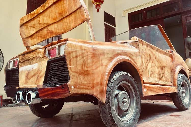 Vì muốn có kỷ niệm đáng nhớ trong ngày vui của mình nên Trung quyết định sử dụng chiếc xe tự chế để đưa vợ ra địa điểm tổ chức. “Lúc đầu em cũng tính đi bộ hoặc đi ôtô nhưng muốn tạo nên sự khác biệt, đem lại bất ngờ cho vợ nên đã dùng chiếc ôtô gỗ của mình làm phương tiện. Không ngờ lại được mọi người hưởng ứng và vỗ tay cổ vũ nhiệt tình đến vậy”, Trung nói.