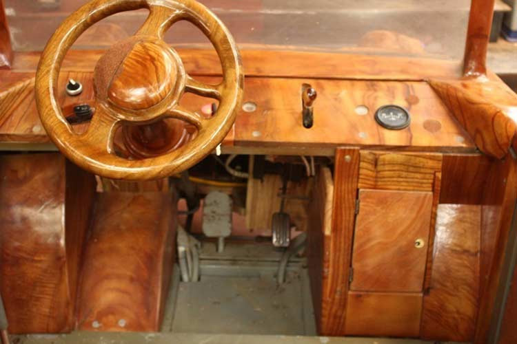 Chi phí để thiết kế “siêu xe” này vào khoảng 20 triệu đồng. Điều đặc biệt của chiếc xe này là phần vỏ ngoài được làm hoàn toàn bằng gỗ long não, một loại gỗ có hoa văn đẹp chuyên dùng để làm đồ nội thất, lục bình.