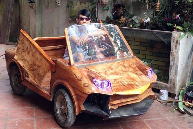 Mới đây, video chú rể sử dụng “siêu xe” Lamborghini bằng gỗ tự chế trong lễ đón dâu tại Hà Nội nhận được sự chú ý đặc biệt của dư luận. Hình ảnh trong video cho thấy, chiếc xe được trang trí ngập tràn bóng bay và hoa hồng. Cặp đôi cô dâu chú rể hạnh phúc ngồi trên chiếc xe dẫn đầu đoàn nhà trai, nhà gái đi đến địa điểm tổ chức lễ thành hôn.