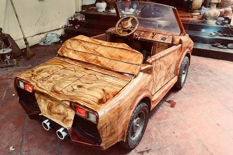 Tuy nhiên ngoài những lời khen, cũng có nhiều ý kiến trái chiều lại cho rằng - nếu cứ tiếp tục lưu thông chiếc xe này, rất có thể cả người và xe sẽ gây nguy hiểm cho những người tham gia giao thông khác bởi nó chưa đủ điều kiện và được phép lưu thông, thậm chí còn bị công an thu giữ.